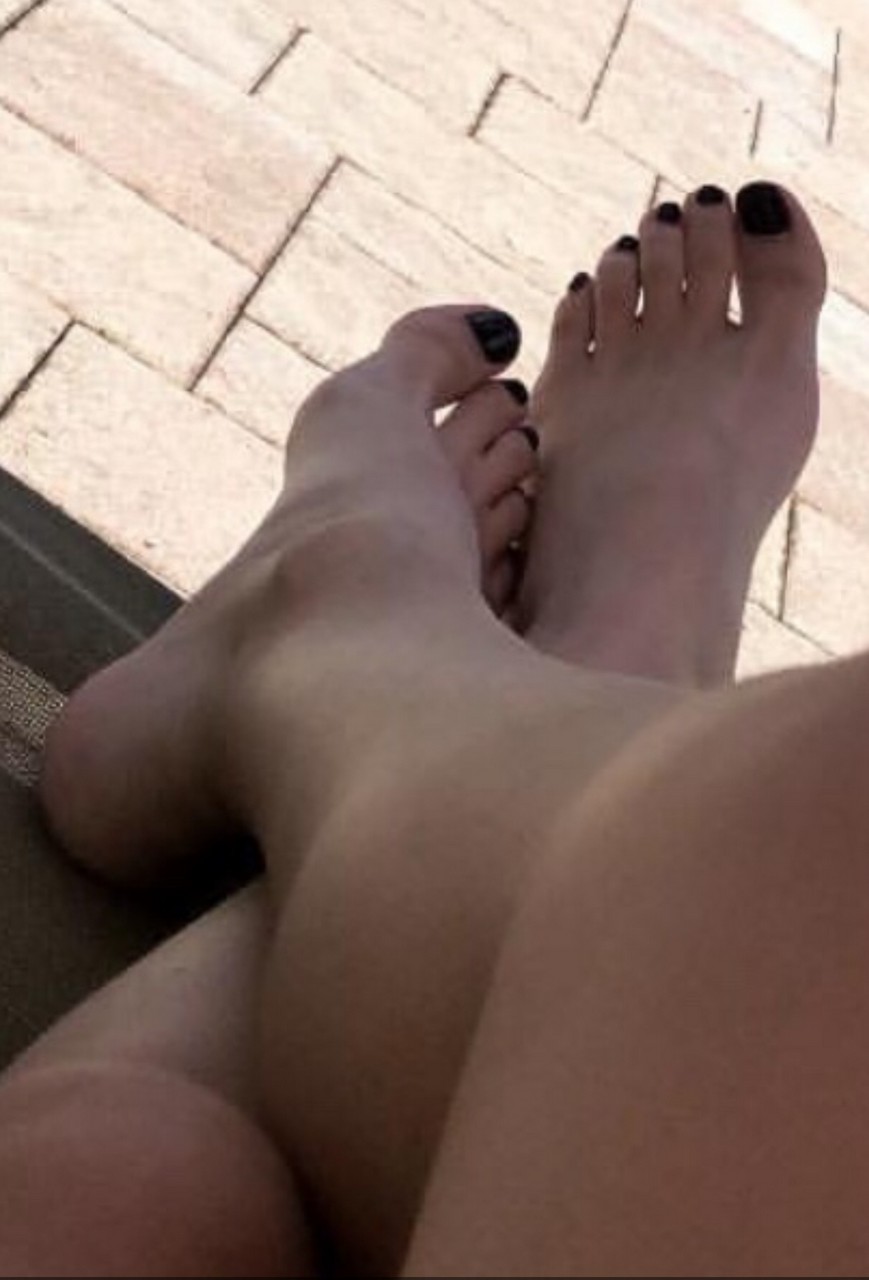 Gabriela Borges Feet
