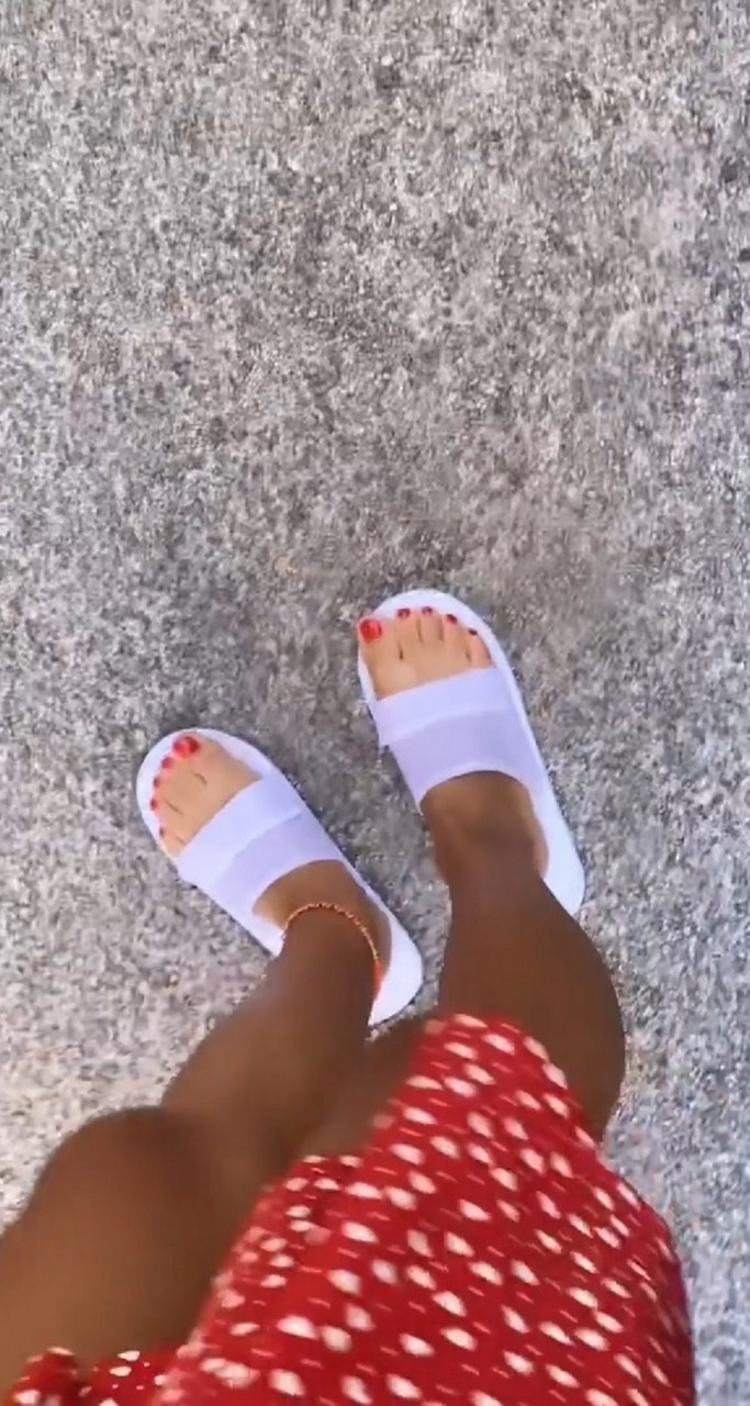 Luna Farina Feet