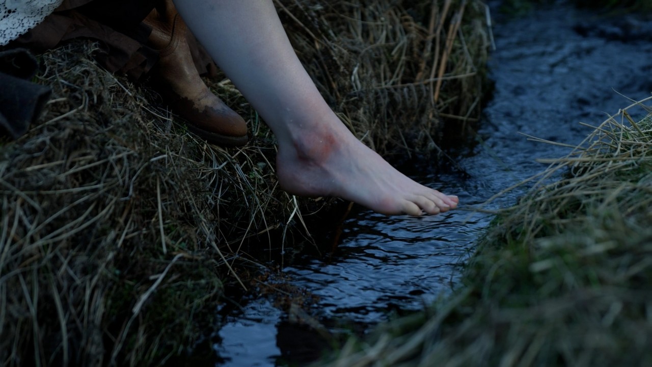 Sophie Skelton Feet